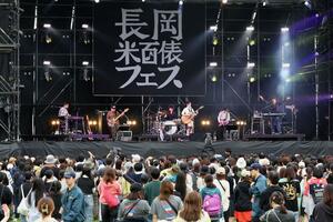 多くの観客が自然の中で音楽を楽しんだ「ながおか米百俵フェス」=24日、長岡市宮本東方町