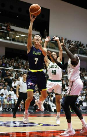 帝京長岡-福岡第一 シュートを放つエースの赤澤翔心=アオーレ長岡