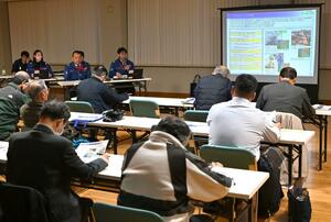 保倉川放水路の建設に向けた環境影響評価の方法などを示した住民説明会＝上越市頸城区松本