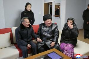 北朝鮮兵遺族に提供される住宅を訪問する金正恩朝鮮労働党総書記(手前中央)。奥左は娘=15日、平壌(朝鮮中央通信=共同)