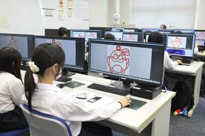 3Dプリンターを使った「しばりん」のキーホルダー製作を学ぶ新発田商高の生徒=新発田市新富町1
