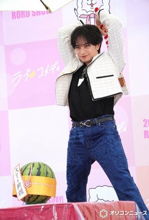 木の棒を大きく振りかぶった中島健人 （C）ORICON NewS inc.