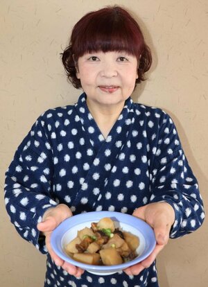 「じゃがサザエ」を持つ若女将の佐藤由紀子さん=佐渡市相川下戸炭屋浜町
