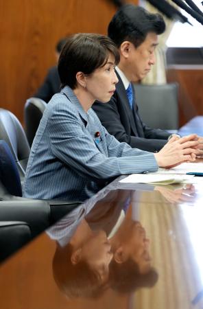 参院内閣委に出席した高市首相(左)=26日午前
