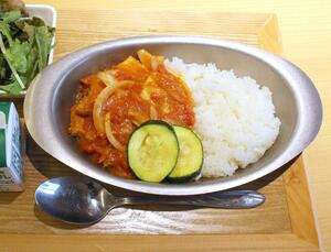 食堂で提供されているトマ味噌カレー豚丼=燕市国上