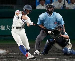 高知中央―綾羽 タイブレークの10回表綾羽無死一、二塁、北川が右中間に勝ち越しの2点三塁打を放つ。捕手延川=甲子園