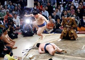 玉鷲(下)をはたき込みで下した大の里=福岡国際センター