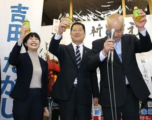 県議選に初当選した吉田孝志さん。乾杯=4月9日、新潟市中央区
