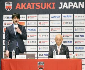 日本代表候補の発表記者会見に臨む日本バスケットボール協会の伊藤拓摩強化委員長（左）＝１日、東京都内