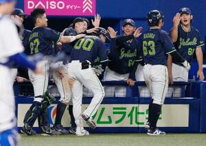 12回、決勝2ランを放った赤羽(00)を迎えるヤクルトナイン=バンテリンドーム