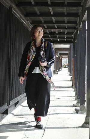 今夏の謙信公祭の謙信公役に選出された元タカラジェンヌで新潟市西区出身の越乃リュウさんが旧今井染物屋前を歩く=2019年、上越市大町5