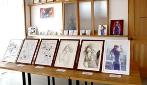 三条市出身の漫画家こしのりょうさんの原画展。「Dr.アシュラ」の原画やネームが並ぶ=三条市南新保