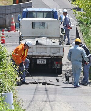 直径約５０センチにわたり陥没した道路＝２６日、新潟市西区