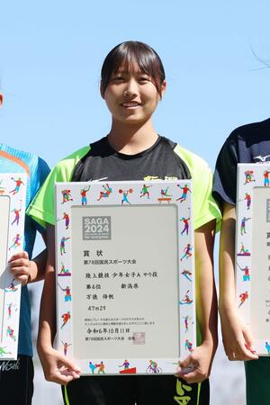 少年女子やり投げ決勝 4位入賞した万徳倖帆(開志国際高)=10月11日、佐賀県佐賀市 SAGAスタジアム