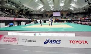 　柔道会場に置かれたスポンサーの企業ロゴ＝１８日、東京武道館