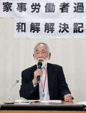 　記者会見する過労死した女性の夫＝８日午後、厚労省