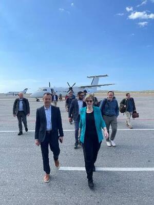 　１月３１日、ベネズエラ・カラカスに到着した米国のドグ代理大使（手前右）（＠ｕｓｅｍｂａｓｓｙｖｅのＸから、ロイター＝共同）