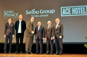 記者会見後、撮影に応じる西武ホールディングスの後藤高志会長(右から3人目)ら=16日午後、東京都内