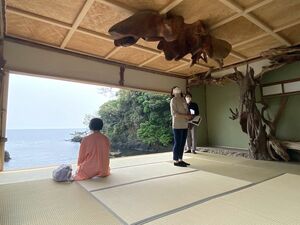 一般公開が始まった旧山本悌二郎別荘。開放的な部屋に海風が通る=佐渡市小木