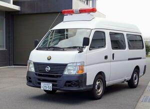 送検のため浜松西署を出る川口陽子容疑者を乗せた車両=23日午後
