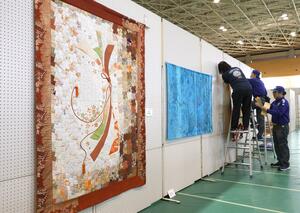 県展佐渡展の展示作業が進む会場=17日、佐渡市窪田