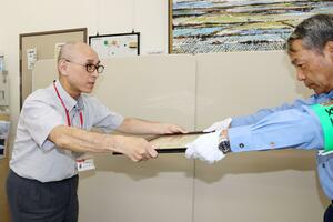 感謝状を受け取る長岡呉服町郵便局の反町賢義局長＝１６日、長岡市呉服町１