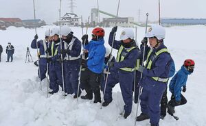 雪崩などの雪害を想定して行った訓練=南魚沼市島新田