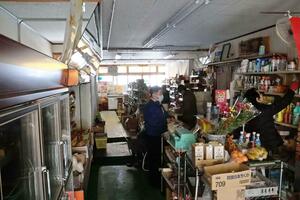 停電の佐渡市赤泊地区。臨時休業する店が多い中、手書きのレシートで対応する店もある=12月20日