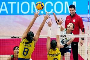 ブラジルとの3位決定戦でスパイクを放つ石川(4)=バンコク(AP=共同)