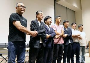 スノーピークの山井太社長(左)らが登壇した県アウトドア協会設立の記者会見=三条市