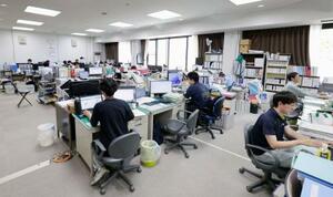 多くの応援職員が働く石川県穴水町役場の地域整備課=6月