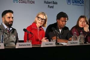 　記者会見する俳優のケイト・ブランシェットさん（左から２人目）と難民の映画制作者ら＝３０日、オランダ・ロッテルダム（共同）