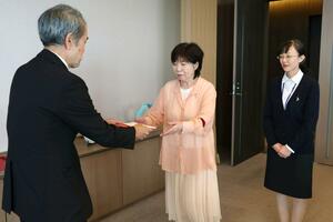 目録を受け取る林三枝副理事長(中央)=新潟市中央区万代3