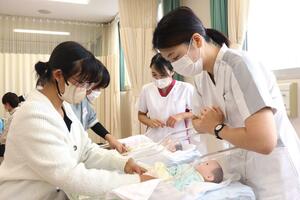 看護師らから指導を受けた中学生の看護体験=柏崎市赤坂町