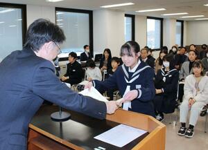 子どもたちが見附市をアピールする方法を考えたアイデアコンテストの表彰式=見附市役所