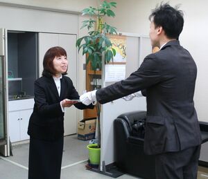 御下賜金の伝達書を受け取る佐藤ひろみ園長(左)=3月17日、県庁