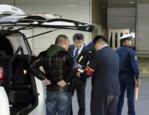 　羽田空港で白タクの取り締まりを行う警視庁の警察官ら＝２０１７年１２月