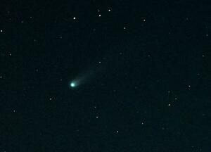 北海道十勝地方の浦幌町で、北西の空に見られた「レモン彗星」。21日に約1300年ぶりに地球に最接近する=19日午後6時46分(10秒露光、赤道儀使用)