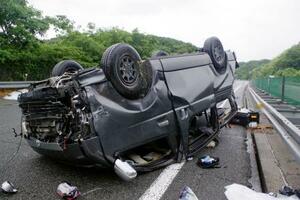 山口県下関市の中国自動車道で転覆したワンボックス車=20日午後(山口県警提供)