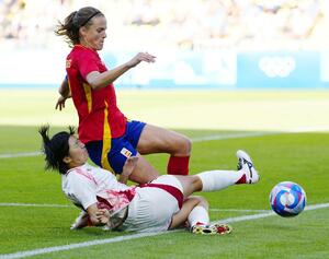 日本-スペイン 後半、競り合う千葉(下)=ナント(共同)