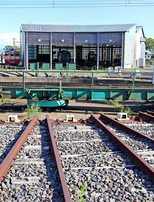 直江津D51レールパークにある転車台。奥は扇形庫。いずれも「鉄道遺産」の候補になっている=上越市東町