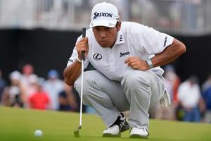 ツアー選手権第2ラウンド、3番グリーンでラインを読む松山英樹=22日、アトランタ(AP=共同)