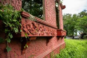 　「赤い家」の外壁＝２０２５年１２月、フィリピン・サンイルデフォンソ（共同）