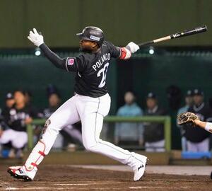 9回ロッテ2死満塁、ポランコが左前に2点打を放つ=大宮公園