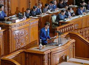 参院本会議で答弁する高市首相(中央)=25日午前