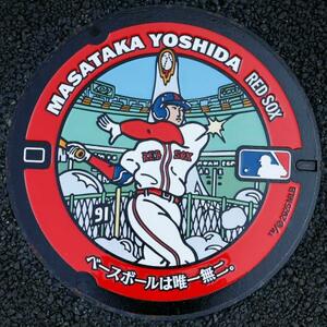 福井市内に設置された、吉田正尚選手のイラストが描かれたマンホールのふた=30日午後