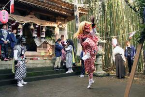 柿野浦集落の神社の例祭で鬼太鼓を奉納する研修生ら=佐渡市柿野浦(鼓童文化財団提供)