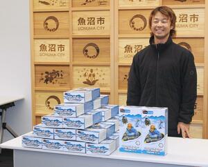 雪遊びの道具を保育園などに寄贈した滝沢光さん=魚沼市役所