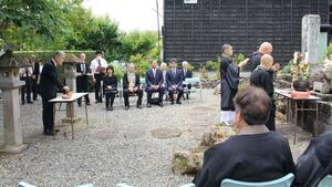 良寛の人柄や功績をしのんだ墓前法要=6日、長岡市島崎