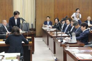 衆院法務委員会で高市早苗首相（左）に質問する西村智奈美氏＝１０日